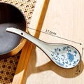 Cucchiaio da zuppa giapponese in ceramica con motivo floreale blu e misure 17,5cm x 5,5cm - Fiore di Vite - Manico Lungo (17.5cm)
