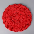 Draufsicht auf handgefertigte rote Häkelbaskenmütze mit Lochmustern und Wellenrand - M (56-58cm) / Rot