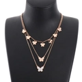 Collier papillon à trois couches en or rose avec pendentif en zircon sur buste noir - Or rose