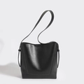Bolso tipo cubo de cuero negro de moda con correa ancha y acabado pulido suave - Negro