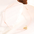 Détail du bracelet cordon rose ajustable avec pendentif cœur en or poli brillant - Rose
