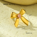 Gouden strikring met ovale roze zirkoonsteen ingelegd op een getextureerde steen - Roze Zirconia (NMSR-H214-2)