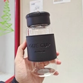 Dettaglio del bicchiere in vetro con custodia in pelle nera e infusore per tè integrato - 550ml / Nero