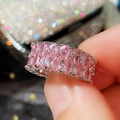 Détail d'une bague de luxe avec oxydes de zirconium roses en forme de poire et argent - US 6 / Base Argentée Zirconia Rose