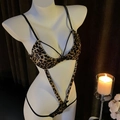 Sexy Leopard-Body Lingerie mit Schnürung an der Brust und seitlichen Ausschnitten - Leopardenmuster + Passende Socken