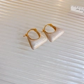 Boucles d'oreilles dorées géométriques avec émail crème et lustre perlé en forme trapèze - Boucle d'Oreille Triangle Perlée / Blanc
