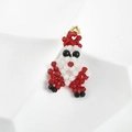 Vista macro de un dije de Papá Noel hecho a mano con cuentas facetadas rojas y doradas - Santa Claus / 35.5*24mm