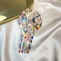 Detail von Schildpatt-Acetat-Haargabel mit hohlem Design auf weißem Seidenhintergrund - Regenbogen