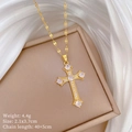 Elegante collana a croce in titanio dorato con zirconi su una scatola per gioielli - Stile Croce D'oro (A304)