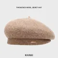 Klassische khakifarbene Baskenmütze aus Wolle mit minimalistischem Goldemblem für Damen - Einheitsgröße (54-58cm) / Khaki