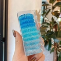 Detailansicht von neun blau abgestuften Telefonkabel-Haargummis in einer Kunststoffbox - 21# Mittelgroß Verlauf Blau