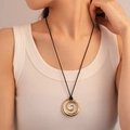 Collier minimaliste avec pendentif spirale doré sur cordon noir porté par un modèle - 13# Collier de Chandail à Tourbillon en Métal Doré