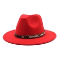 Detailansicht der roten Fedora-Wollmütze mit Lederband und Ethno-Flechtdetails - M (56-58cm) / Rot