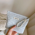 Dettaglio della borsa a quadretti blu con catena di perle e finitura in tessuto - Blu Gingham Fiocco