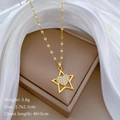 Detailopname van gouden ster- en harthanger met maat 2,7x2,1cm en gewicht van 3,8g - Ster en Hart Stijl (G214) / Goud