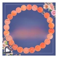 Nahaufnahme von 8mm Achat-Perlenarmband mit Herzanhänger auf dekorativer Karte - Orangener Drachenader Achat (Karte A-4)
