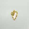 Detail eines Herzanhängers aus Gold mit Perlmutt und grüner Steinblüten-Einlage - Herz - Gold (Weißes Perlmutt)