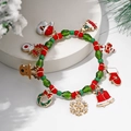 Kerst kralenarmband met kerstman en rendier bedeltjes op een wit display plateau - Kerstthema Multi-Bedels
