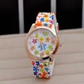 Vista dettagliata dell'orologio al quarzo Ginevra con motivo floreale e ghiera oro rosa - Stampa Floreale 4