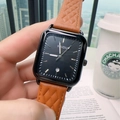 Montre à quartz carrée pour femme avec bracelet en cuir marron dans un cadre urbain - Café Clair