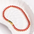 Dettaglio del bracciale tennis dorato con pietre di zircone rosso taglio marquise - Rosso Rosa - Oro