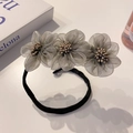 Elegante elastico per chignon con fiori in tulle grigio-verde, perle e fascia nera - Creatore di Chignon a Fiore Grigio