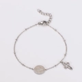 Detail van een zilveren roestvrijstalen armband met hol kruis en religieuze medaille - Staalkleur