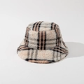 Dettaglio del cappello bucket in peluche con motivo a quadri classico e texture morbida - M (56-58cm) / Nero