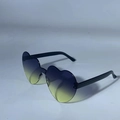 Lunettes de soleil cœur tendance avec verres dégradés violet-jaune et branches noires - Dégradé Gris Jaune