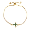 Dettaglio del bracciale a croce dorata regolabile con zircone verde e cristalli chiari - Verde