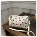 Bolso cilíndrico de pana blanca con estampado de fresas y cadena metálica dorada - Blanco