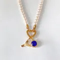 Collier de perles élégant avec lettre A dorée texturée et pendentif cristal bleu - Lettre Y
