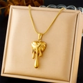 Gedetailleerde close-up van de gouden lava hart hanger aan een slangenketting op fluweel - Lava Hart Stijl (N3195)