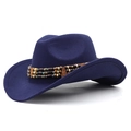 Détail d'un chapeau de cowboy en feutre bleu foncé avec ruban de perles ethniques - Bleu marine