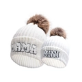 Dettaglio del set di cappelli in maglia crema con pompon e toppe MAMA e MINI - Bianco MAMA+MINI Set Genitore-Figlio