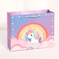 Rosa Einhorn Regenbogen Geschenktüte aus Papier mit weißen Griffen und Happy Birthday - Regenbogen-Einhorn