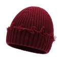 Bonnet en maille côtelée rouge foncé avec bords effilochés pour un style urbain rétro - Bordeaux