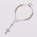 Detail van een religieuze hartmedaille met Medjugorje-inscriptie en zilveren kruishanger - Goud & Zilver