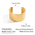 Detailansicht eines breiten Goldarmreifens mit gehämmerter Textur und offenem Design-Stil - Goldener Hammerschlag-Breitstil (YYBL023082)