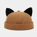 Détail d'un bonnet docker marron en coton avec oreilles de chat noires et bord roulé tendance - Caramel avec oreilles de chat noires