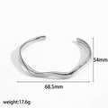 Brazalete ondulado de acero plateado con medidas de 68,5 mm de ancho y peso de 17,6 g - Estilo de Onda Aerodinámico (TB7195-S) / Plateado