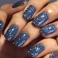 Makroaufnahme von blauem Glitzernagellack mit funkelnden Pailletten auf Kunstnägeln - Blaues Pailletten-Flash-Effekt-Stil (LC210) / Gelee-Kleber Werkzeugset (24 Stück/Packung)