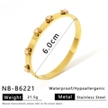 Dettaglio del bracciale rigido in acciaio dorato 18K con fiori e specifiche di misura - Stile Centro Fiore Rosa (NB-B6221)