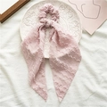 Detalle de coletero con cinta de encaje rosa y textura ondulada en plato decorativo - Estilo con cinta / Rosa