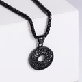 Collar con colgante de nudo celta negro y cadena de caja en soporte blanco - Sin cadena / Negro