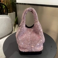 Rosafarbene Strass-Eimertasche mit Kristallgriff und Hobo-Stil auf schwarzem Tisch - Rosa