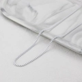 Gros plan détaillé d'un collier à maille vénitienne blanc mat avec texture moderne épurée - Blanc