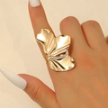 Nahaufnahme eines übergroßen goldenen Ginkgoblatt-Rings mit poliertem Finish - Abstraktes Blatt-Ring / KC Gold