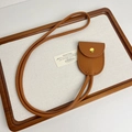 Détail d'un porte-lunettes en cuir marron avec fermoir magnétique et cordon de cou - Mini Sac Marron