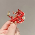 Exquise broche dragon chinois rouge et or avec écailles détaillées pour costumes et manteaux - Rouge